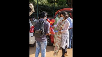 ಸಿನಿಮಾ ಕಾರ್ಮಿಕರ ಸಹಾಯಕ್ಕೆ ನಿಂತ ಮೂಗುತಿ ಸುಂದರಿ..! ಇಲ್ಲಿವೆ ಫೋಟೋಸ್