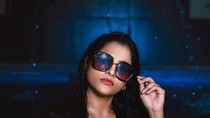 நீச்சல் குளத்தில் அமர்ந்து போட்டோ ஷூட்... விஜய் டிவி  பாண்டியன் ஸ்டோர் சீரியல் நடிகை சித்ராவின் அட்ராசிட்டி!