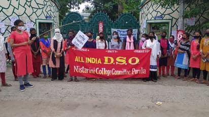 আন্দোলনের পথে দাবি আদায় পড়ুয়াদের, ভর্তির জন্য বাড়তি ফি মকুব কলেজ কর্তৃপক্ষের