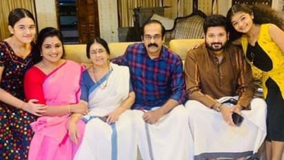 'ശ്രീമംഗലം കുടുംബത്തിലെ വില്ലന്മാരില്ലാത്ത ചിത്രം' പങ്കുവച്ച് 'നിര്‍മ്മലേടത്തി'