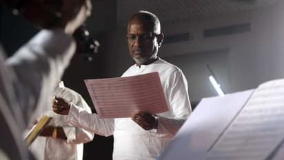 இளையராஜாவின் பாடலோடு இறுதி அஞ்சலி...! இறந்தவரின் கடைசி ஆசையை நிறைவேற்றிய நண்பர்கள்..!