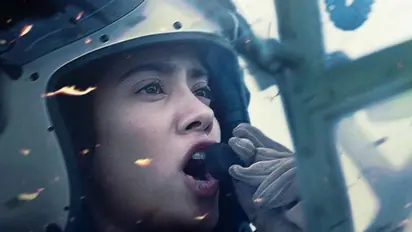 ഇന്ത്യന് വ്യോമസേനയ്ക്ക് അഭിവാദ്യമര്പ്പിച്ച് നെറ്റ്ഫ്ളിക്സ്; 'ഗുന്ജന് സക്സേന' ഒഫിഷ്യല് ട്രെയിലര്