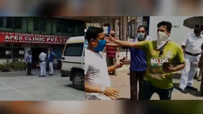 কোভিড নার্সিংহোমের ব্যবহৃত সরঞ্জাম রাস্তায় জমে পাহাড়,  স্থানীয়কেই  হুমকি, ধুন্ধুমার বেহালায়