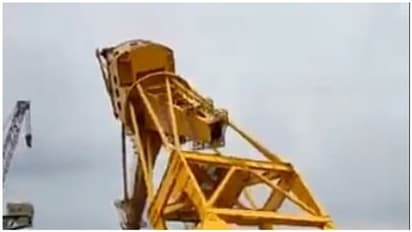 ராட்சத கிரேன் விழுந்து 10 பேர் பலி... அதிர வைக்கும் வீடியோ காட்சி..!