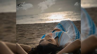 கடற்கரை மண்ணில் படுத்து புரண்டு போட்டோ ஷூட்... பட வாய்ப்பை பிடிக்க தீவிரமாக செயல்படும் ஜூலி..!