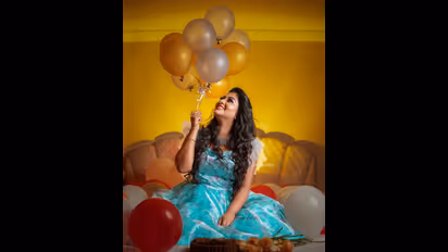 21 வயசு தான?  பிறந்தநாளில் ஓவர் மேக்கப் போட்டு விதவிதமாக போஸ் கொடுத்த ரீமா