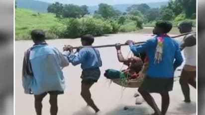 ആശുപത്രിയിലെത്താന് മറ്റുമാര്ഗ്ഗമില്ല, ഗര്ഭിണിയെ കൊട്ടയിലിരുത്തി പുഴകടന്ന് സാഹസിക യാത്ര