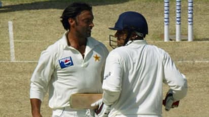 এবার বীরেন্দ্র সেওয়াগকে মারার হুমকিও দিলেন শোয়েব আখতার