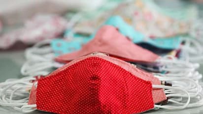 കൊവിഡ് കാലത്തെ രക്ഷാബന്ധന്‍; രാഖിക്ക് പകരം മാസ്‌ക്