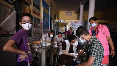 ফের নতুন রেকর্ড গড়ে দেশে দৈনিক আক্রান্ত ৫৬ হাজার ছাড়াল, মৃতের সংখ্যা পেরিয়ে গেল ৪০ হাজারের গণ্ডি