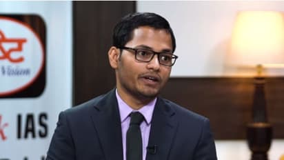 भाई को व्हील चेयर पर बैठा इंटरव्यू दिलवाने खींचकर ले गई बहन, आज अफसर की कुर्सी पर बैठा है वो लड़का