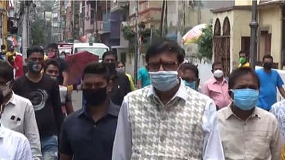 মিষ্টিমুখ করিয়ে রাখি বন্ধনে বাঁধলেন সুজিত, সংক্রমণ রুখতে মাস্ক-স্যানিটাইজার দিলেন উপহার