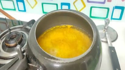 क्या आज तक आप भी गलत तरीके से बना रहे थे अरहर की दाल, कूकर की सीटी लगाने से पहले जरूर मिलाएं ये 1 चीज