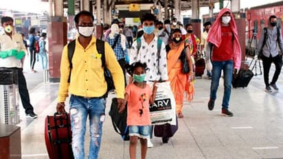 স্টেশনে অপেক্ষারত শয়ে শয়ে যাত্রী, না জানিয়েই ঘুরিয়ে দেওয়া হল ট্রেন, তারপর..