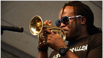 'നിങ്ങളുടെ കയ്യിലെ തോക്കുകള്‍ എനിക്ക് തരൂ, പകരം ഞാന്‍ ട്രംപെറ്റുകള്‍ നല്‍കാം'; ആ കുറിപ്പിന് പിന്നില്‍