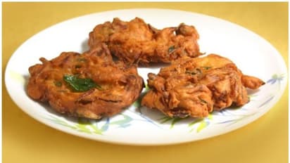 ചൂട് 'ഉള്ളി വട' കഴിക്കാന് തോന്നുന്നുണ്ടോ, ഉണ്ടാക്കി നോക്കിയാലോ...