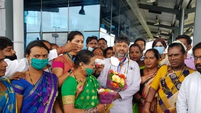 ಡಿಕೆ ಶಿವಕುಮಾರ್‌ಗೆ ಮಂಗಳಮುಖಿಯರಿಂದ ಸಿಕ್ತು ಗ್ರ್ಯಾಂಡ್‌  ವೆಲ್​ಕಮ್