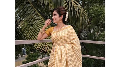 நாதஸ்வரம் சீரியல் நடிகை ஸ்ரித்திகா விதவிதமான சேலையில் கொடுத்த ஹோம்லி போஸ்!