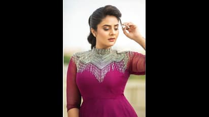 2.3 ಮಿಲಿಯನ್ ಫಾಲೋವರ್ಸ್ ಹೊಂದಿರುವ ನಿರೂಪಕಿ ಶ್ರೀಮುಖಿಯ ಅಸಲಿ ಮುಖ ಇದು !