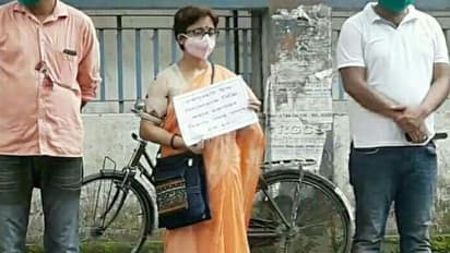 সরকারি স্কুলের জমিতে 'দোকান তৈরির চেষ্টা', প্রতিবাদ করে 'অপমানিত' শিক্ষিকা