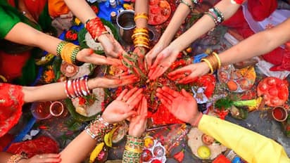 স্বামীর দীর্ঘজীবন ও সমৃদ্ধির কামনায় মহিলারা এই বিশেষ ব্রত ও রীতি পালন করেন