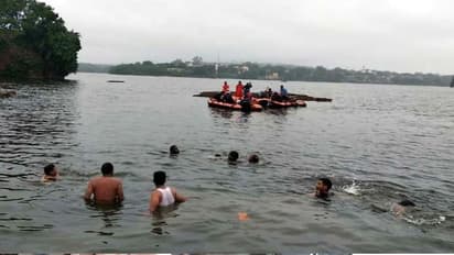 ఇంద్రావతి నదిలో పడవ బోల్తా...నీటిలో కొట్టుకుపోయిన 15మంది, ఇద్దరు మృతి