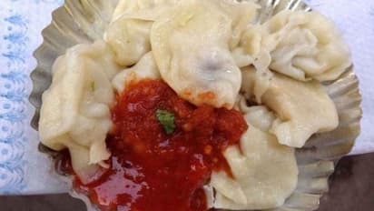 నోరూరే మూమూస్.. చిల్లీ సాస్ తో దంచికొట్టాడు.. చివరకు...