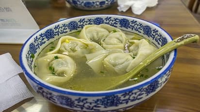 রবিবার ফ্রিজে বেশ কিছুটা মাংস রয়ে গিয়েছে, তবে বিকেলে চটজলদি বানিয়ে ফেলুন চিকেন মোমো