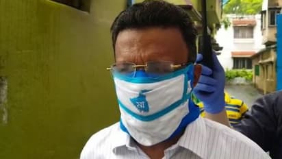 টানা বৃষ্টিতে শহরের রাস্তার বেহাল দশা, ৭ দিনেই  ঠিক করবেন ঘোষণা ফিরহাদের