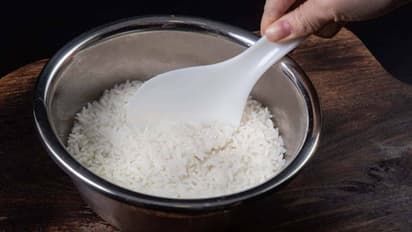 क्या आज तक आप भी गलत तरीके से बना रहे थे चावल, खौलते पानी में जरूर डालें ये 1 चीज