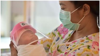 കൊവിഡ് പോസിറ്റീവ് ആണെങ്കിലും അമ്മമാർ നവജാതശിശുക്കൾക്ക് മുലയൂട്ടുന്നത് തുടരാം; വനിതാ ശിശു വികസന മന്ത്രാലയം