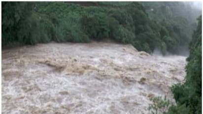 ఉదృతంగా ప్రవాహం... వాగులో కొట్టుకుపోయిన ఇద్దరు పశువుల కాపర్లు