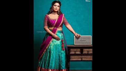 கழுத்தில் எக்க சக்க நகையோடு... பட்டு புடவையில் பிரகாசிக்கும் விஜே.மகேஸ்வரி! லேட்டஸ்ட் போட்டோ ஷூட்!