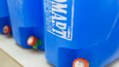 घर पर यूं जमाएं महंगे होटलों वाले कांच जैसे बर्फ, बस फ्रिज में रखने से पहले करना होगा 1 सीक्रेट काम