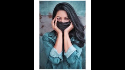 பாண்டி அழகி மிருணாளினியா இது?... மார்டன் உடையில் ஹார்ட் பீட்டை எகிற வைக்கும் கிளிக்ஸ்...!