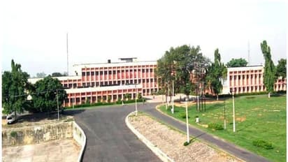 കൊവിഡ് പോസിറ്റീവ്; അമ്മയും രണ്ട് മക്കളും ഒരു രാത്രി മുഴുവൻ കഴിഞ്ഞത് ആശുപത്രി വരാന്തയിൽ