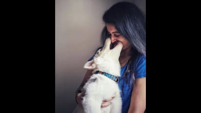 கருப்பன் பட அழகி தன்யா ரவிச்சந்திரனின் கலக்கல் கிளிக்ஸ்... கூட இருப்பவர் யாரென தெரியுமா?