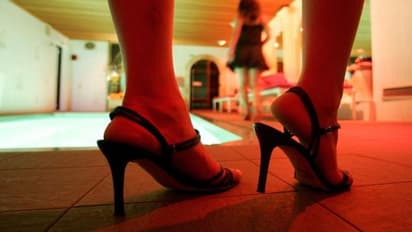 কোভিড আবহেই রমরমিয়ে মধুচক্রের ঠেক, পুলিশের জালে ২ মহিলা পান্ডা সহ ২১