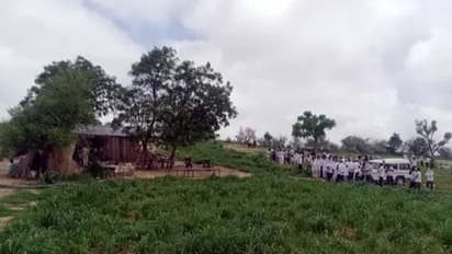 ఒకే కుటుంబంలో 11 మంది అనుమానాస్పద మృతి: ప్రమాదమా, సామూహిక ఆత్మహత్యలా...?