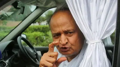 सरकार पर खत्म हुआ संकट तो सीएम गहलोत ने बदले नौकरशाह