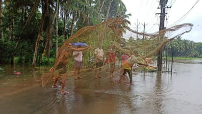 റോഡില് നീന്തിത്തുടിച്ച് ചെറുമീനുകള്; വലയെറിഞ്ഞ് നാട്ടുകാര്