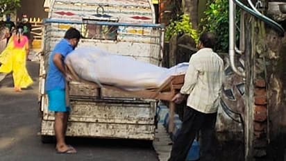 করোনা আক্রান্ত পরিবার, ভয়ে বৃদ্ধার সংকারে এগিয়ে এল না কেউ