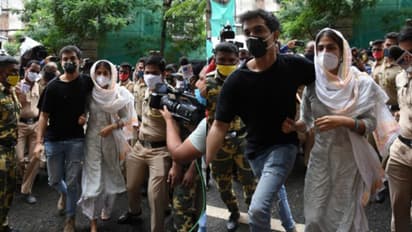 দ্বিতীয় দফায় ইডির দফতরে পৌঁছলেন রিয়া, হাজিরা দিতে উপস্থিত বাবা ও ভাই সৌভিক