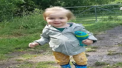 चमत्कार: बच्ची की बॉडी के बाहर लटका हुआ है पेट, खुद अपने हाथ से छूकर दिखाती है लोगों को