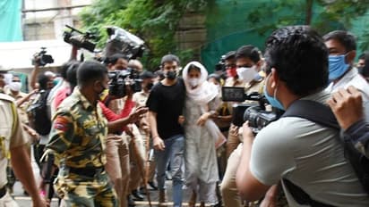 দশজন পুলিশের নিরাপত্তা, ব্যারিকেডের সাহায্যে ইডি-র দফতরে প্রবেশ রিয়া ও সৌভিকের