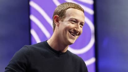 ഓഫീസിലിരുന്ന് ജോലി ചെയ്യുന്നവർക്ക് കയ്യടിയുമായി സക്കർബർഗ്