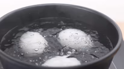 முட்டை வேக வைத்த தண்ணீரில் இவ்வளோ விஷயம் இருக்கா? இது தெரிஞ்சா இனிமேல் கீழே ஊத்தமாடீங்க! 