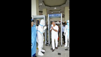 ಚಿತ್ರಗಳು: ಕೊರೋನಾ ಗೆದ್ದ ಯಡಿಯೂರಪ್ಪ ಆಸ್ಪತ್ರೆಯಿಂದ ಡಿಸ್ಚಾರ್ಜ್