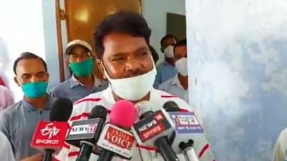 ফের স্কুলে ভর্তি হচ্ছেন শিক্ষামন্ত্রী, যোগ্যতা নিয়ে প্রশ্ন উঠতেই নিলেন ব্যতিক্রমী সিদ্ধান্ত