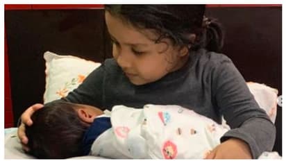 সদ্যজাতকে কোলে নিয়ে জিভা, তাহলে কি ধোনি-সাক্ষীর পরিবারে নতুন অতিথি, জল্পনা নেট দুনিয়ায়